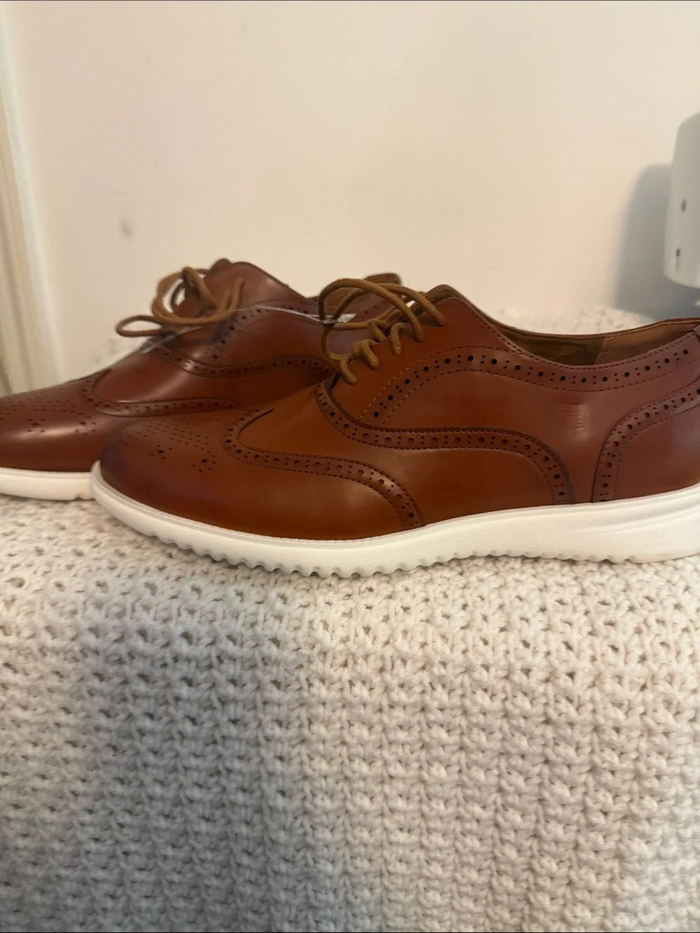 Reaction Kenneth Cole Men's Tan Leather Wingtip Derbys with White Sole size 11.5